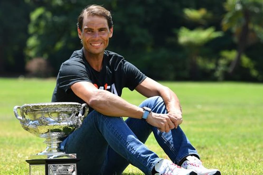 Rafael Nadal posiert für ein Bild mit dem Norman Brookes Challenge Cup in Melbourne.
