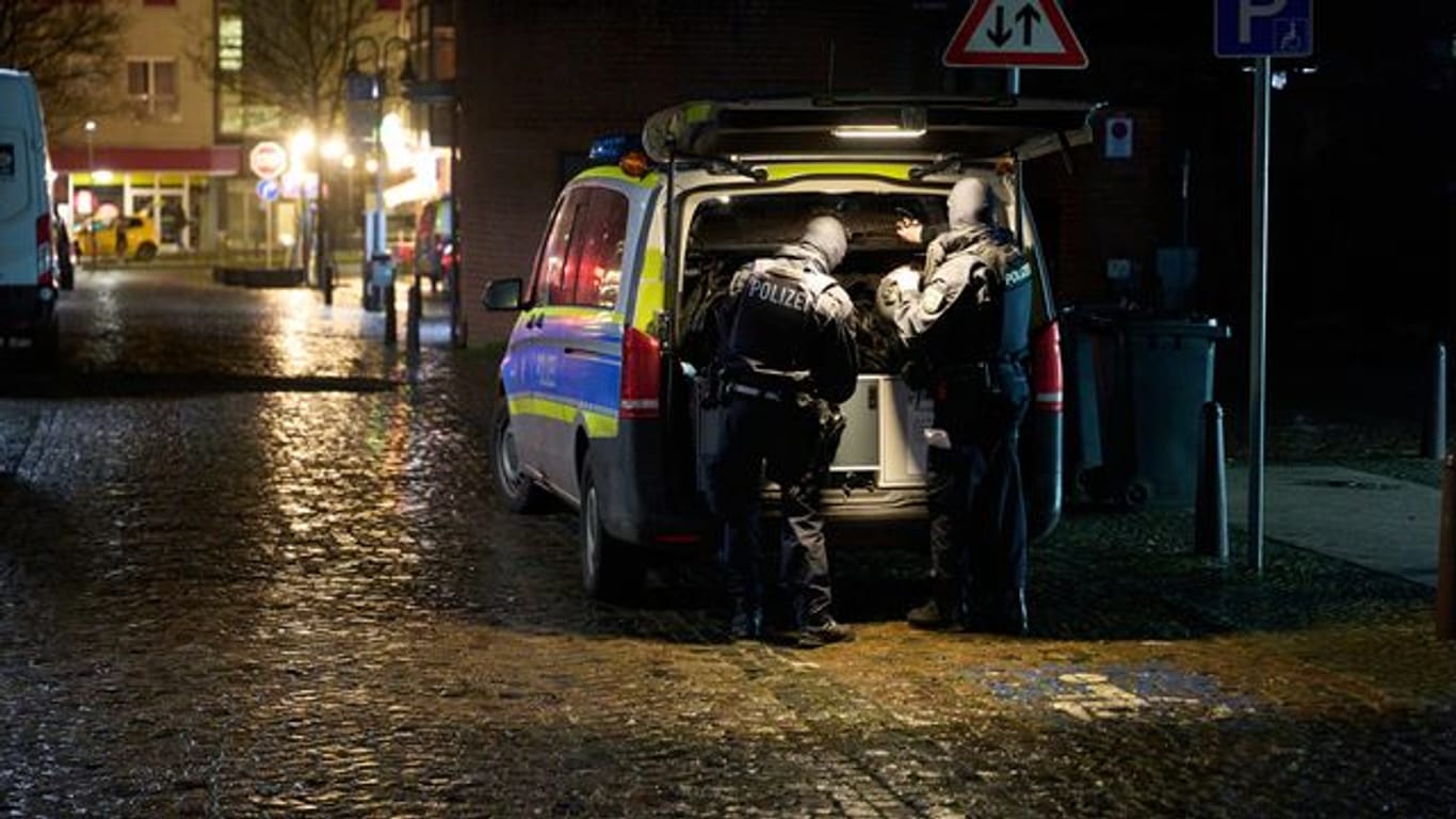 Polizeibeamte sind in der Innenstadt im Einsatz.