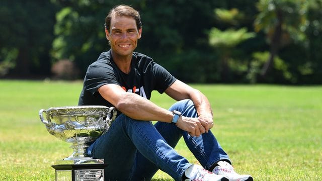 Rafael Nadal posiert für ein Bild mit dem Norman Brookes Challenge Cup in Melbourne. Rafael Nadal posiert für ein Bild mit dem Norman Brookes Challenge Cup in Melbourne.