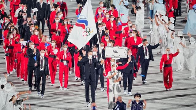 Die Mannschaft des Russischen Olympischen Komitees (ROC) kommt in Tokio ins Stadion.