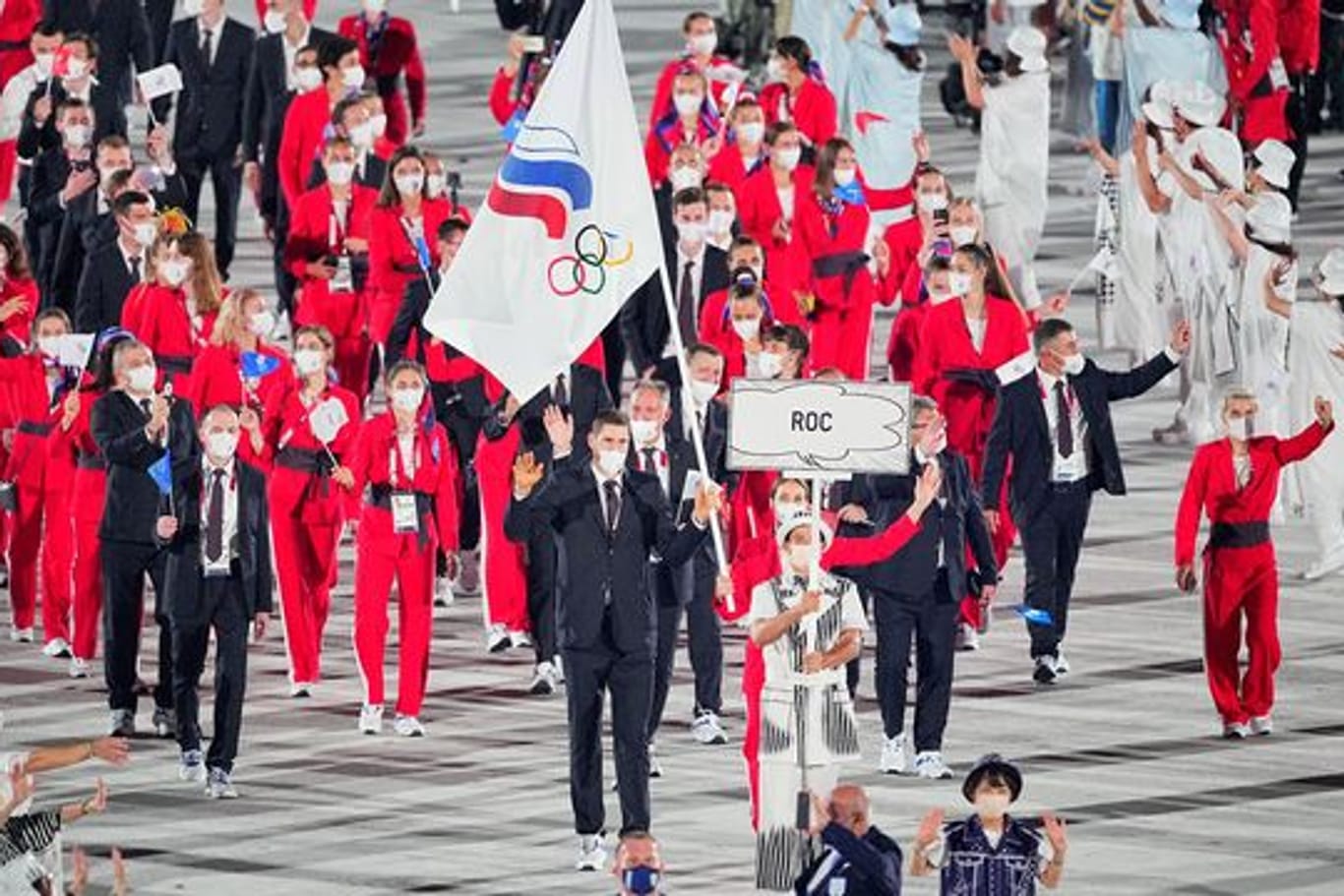 Die Mannschaft des Russischen Olympischen Komitees (ROC) kommt in Tokio ins Stadion.