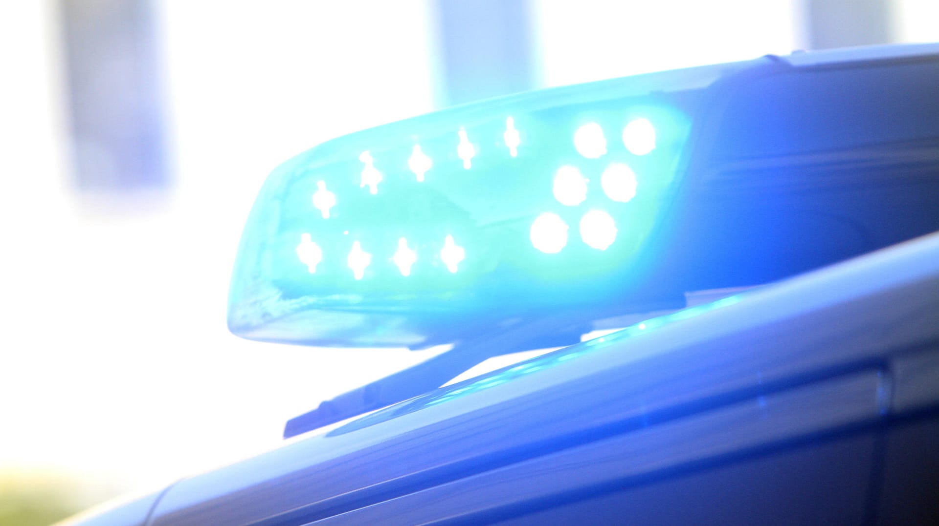Blaulicht (Symbolbild): Derzeit dürften keine Züge in den Bahnhof einfahren oder ihn verlassen. Blaulicht (Symbolbild): Derzeit dürften keine Züge in den Bahnhof einfahren oder ihn verlassen.