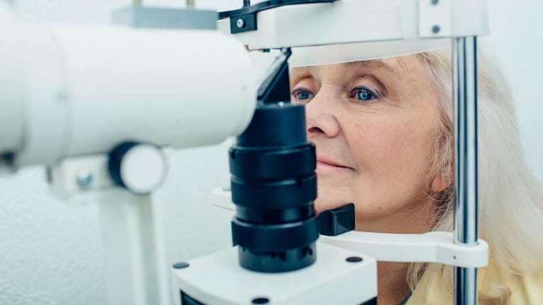 Eine ältere Frau beim Sehtest: Eine Makuladegeneration führt unbehandelt zur Blindheit.