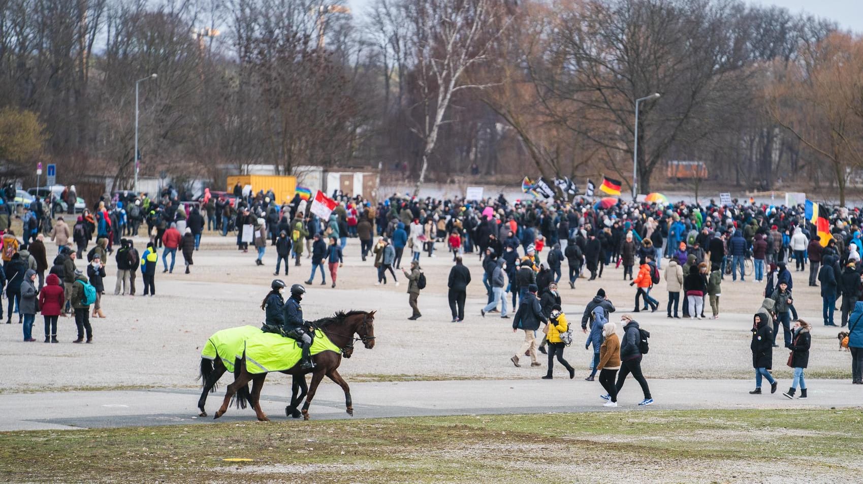 Demonstration gegen die Corona-Maßnahmen auf dem Volksfestplatz in Nürnberg: Die Beamten mussten die Teilnehmenden auf das Tragen einer Maske hinweisen.