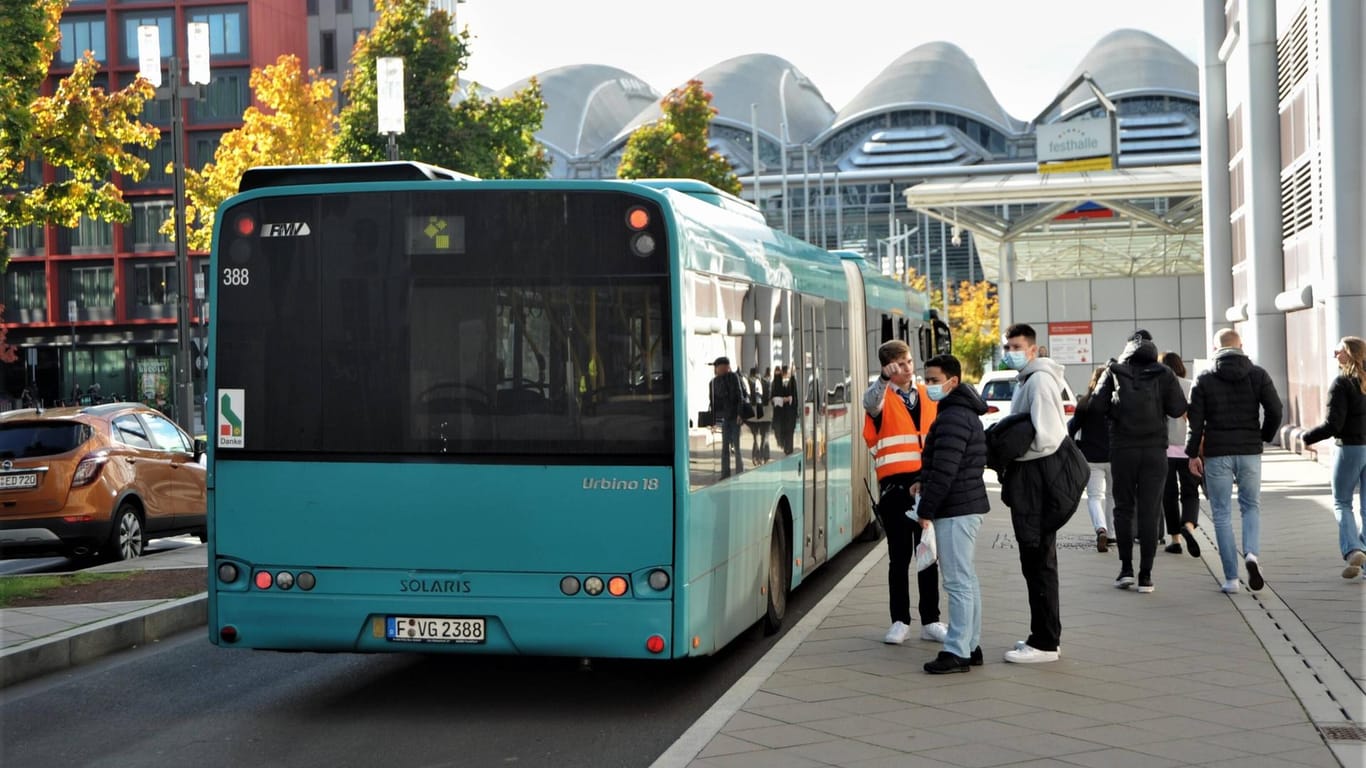 Stadtbus (Symbolbild): Tickets für Erwachsene werden in Zukunft teurer.