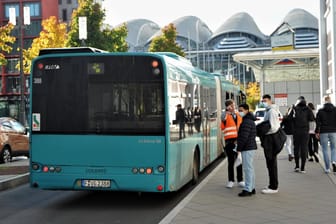 Stadtbus (Symbolbild): Tickets für Erwachsene werden in Zukunft teurer.