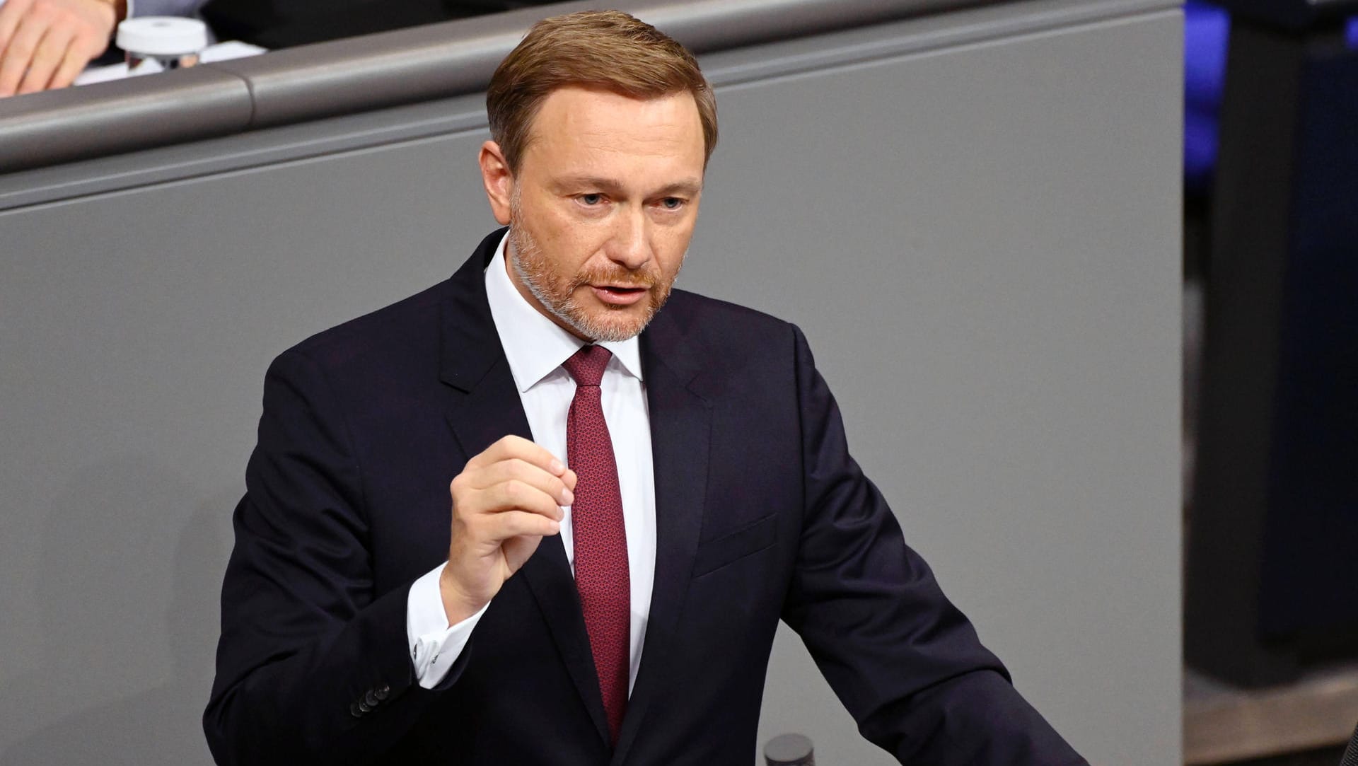 Macht Druck auf seine Kollegen (Symbolbild): Wenn es nach ihm ginge, solle die EEG-Umlage bereits in wenigen Wochen entfallen, der Koalitionsvertrag sieht ein deutlich späteres Ende vor. Macht Druck auf seine Kollegen (Symbolbild): Wenn es nach ihm ginge, solle die EEG-Umlage bereits in wenigen Wochen entfallen, der Koalitionsvertrag sieht ein deutlich späteres Ende vor.