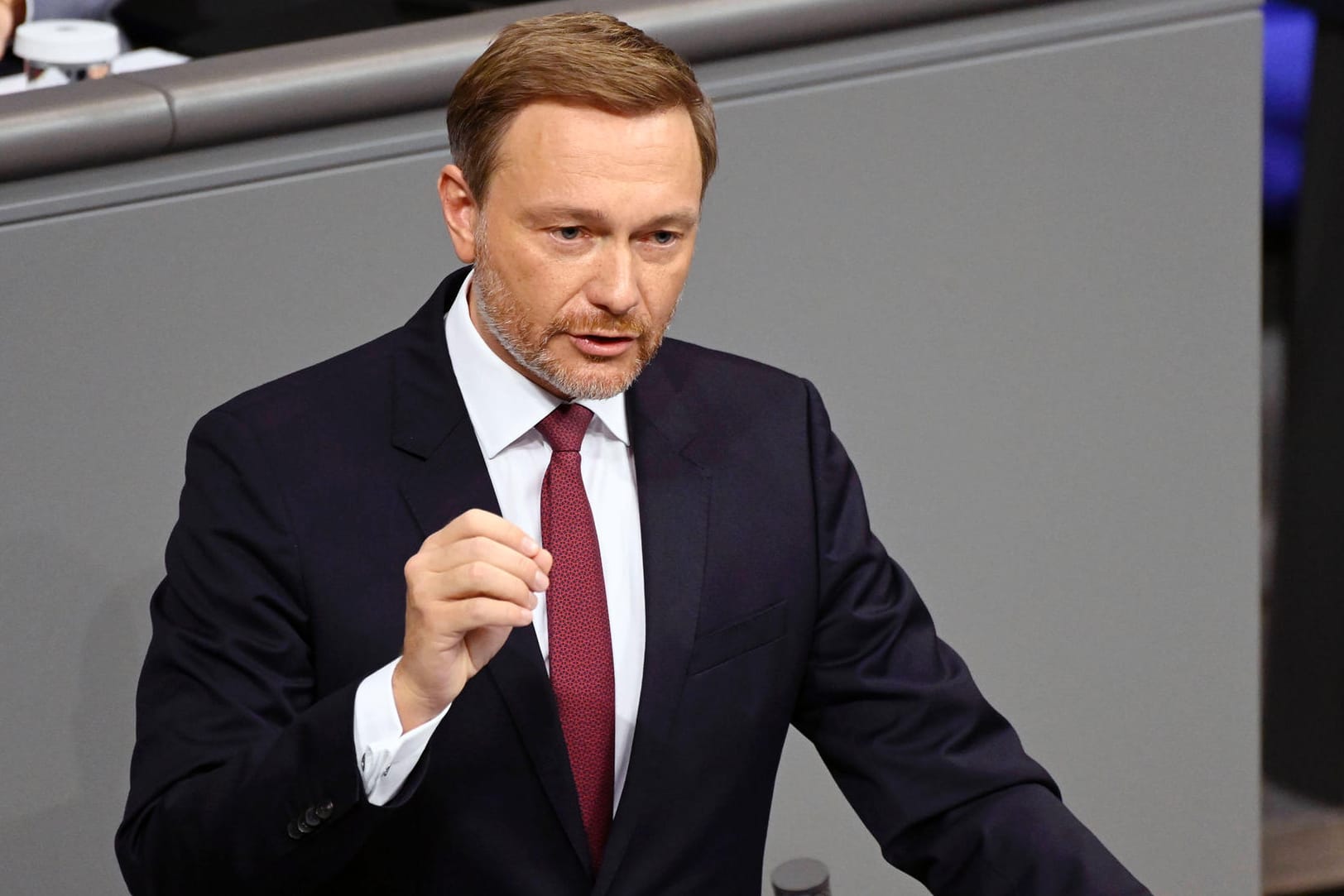 Macht Druck auf seine Kollegen (Symbolbild): Wenn es nach ihm ginge, solle die EEG-Umlage bereits in wenigen Wochen entfallen, der Koalitionsvertrag sieht ein deutlich späteres Ende vor. Macht Druck auf seine Kollegen (Symbolbild): Wenn es nach ihm ginge, solle die EEG-Umlage bereits in wenigen Wochen entfallen, der Koalitionsvertrag sieht ein deutlich späteres Ende vor.