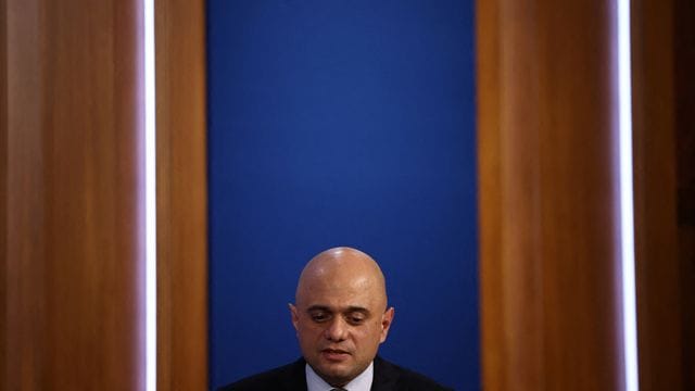 Großbritanniens Gesundheitsminister Sajid Javid will die Impfpflicht-Pläne überprüfen.