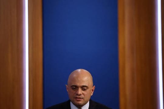 Großbritanniens Gesundheitsminister Sajid Javid will die Impfpflicht-Pläne überprüfen.