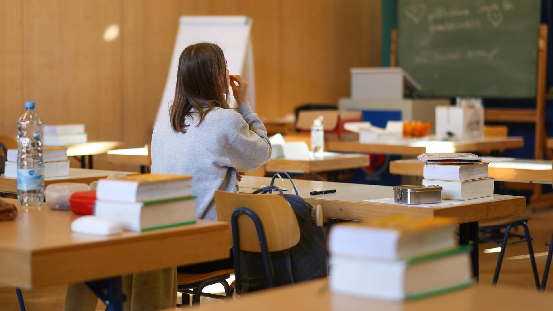 Eine Schülerin testet sich selbst (Symbolbild): Homeschooling wird es in Hessen weiterhin nicht geben.