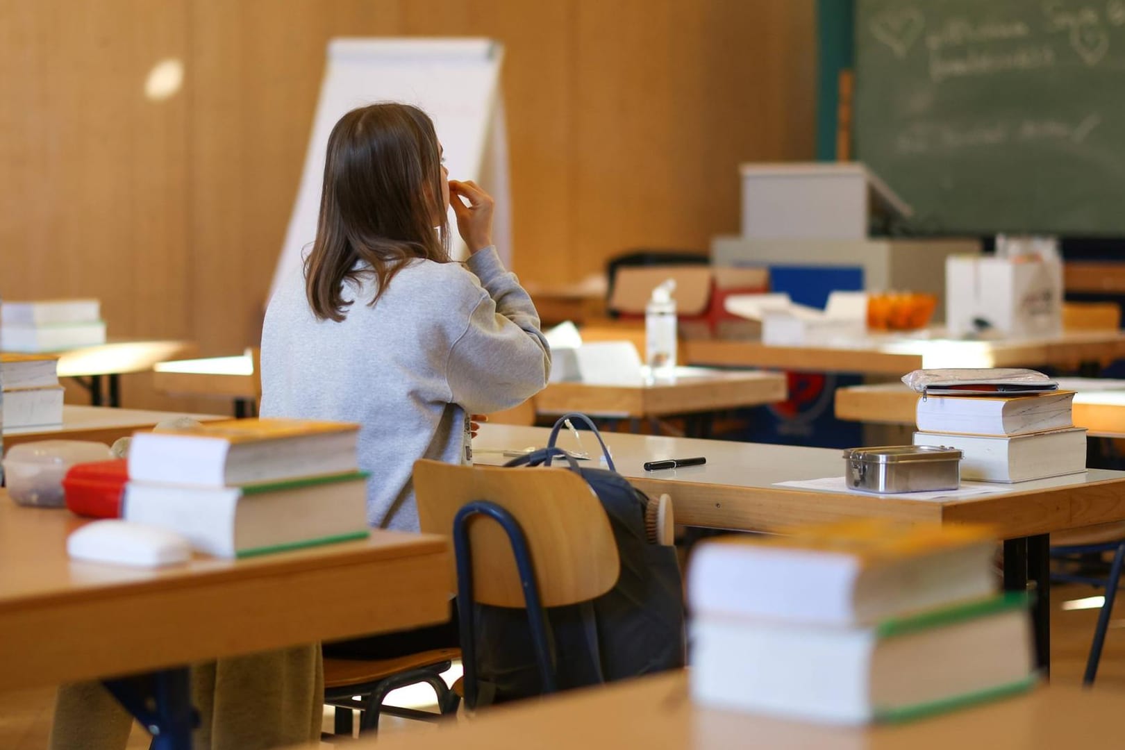 Eine Schülerin testet sich selbst (Symbolbild): Homeschooling wird es in Hessen weiterhin nicht geben.