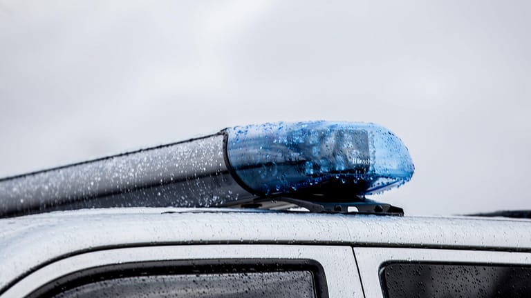 Ein Einsatzfahrzeug der Polizei (Symbolbild): Die Todesursache soll "spitze Gewalt" gewesen sein.