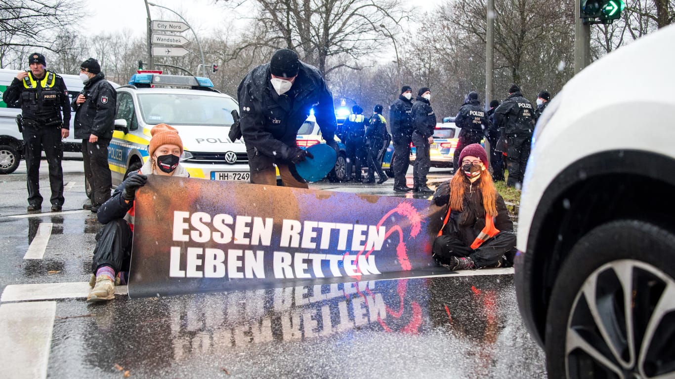 Die Klimaaktivisten blockieren am Horner Kreisel die Abfahrt der Autobahn 24: Sie fordern ein Gesetz gegen Lebensmittelverschwendung.