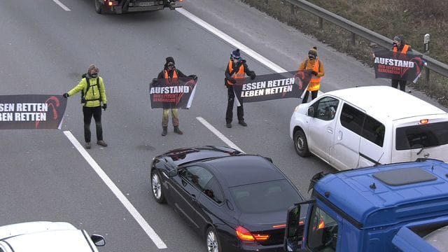 Die Gruppe in Berlin nennt sich "Aufstand der letzten Generation" und fordert unter anderem eine Agrarwende.