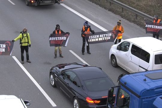Die Gruppe in Berlin nennt sich "Aufstand der letzten Generation" und fordert unter anderem eine Agrarwende.