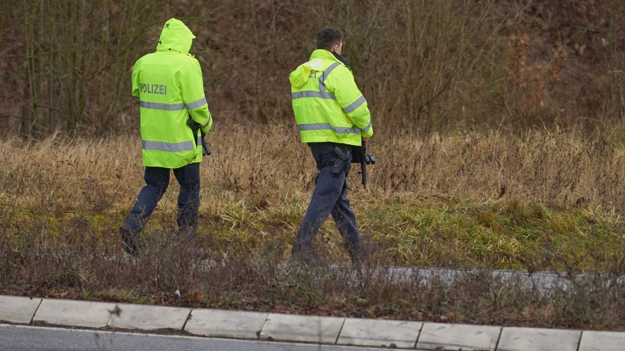 Polizisten in der Nähe des Tatorts.