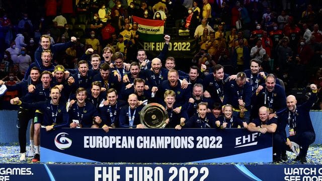 Schwedens Spieler jubeln mit der Trophäe für ein Mannschaftsfoto.