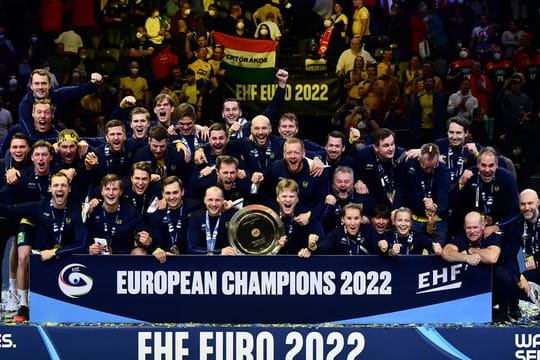 Schwedens Spieler jubeln mit der Trophäe für ein Mannschaftsfoto.