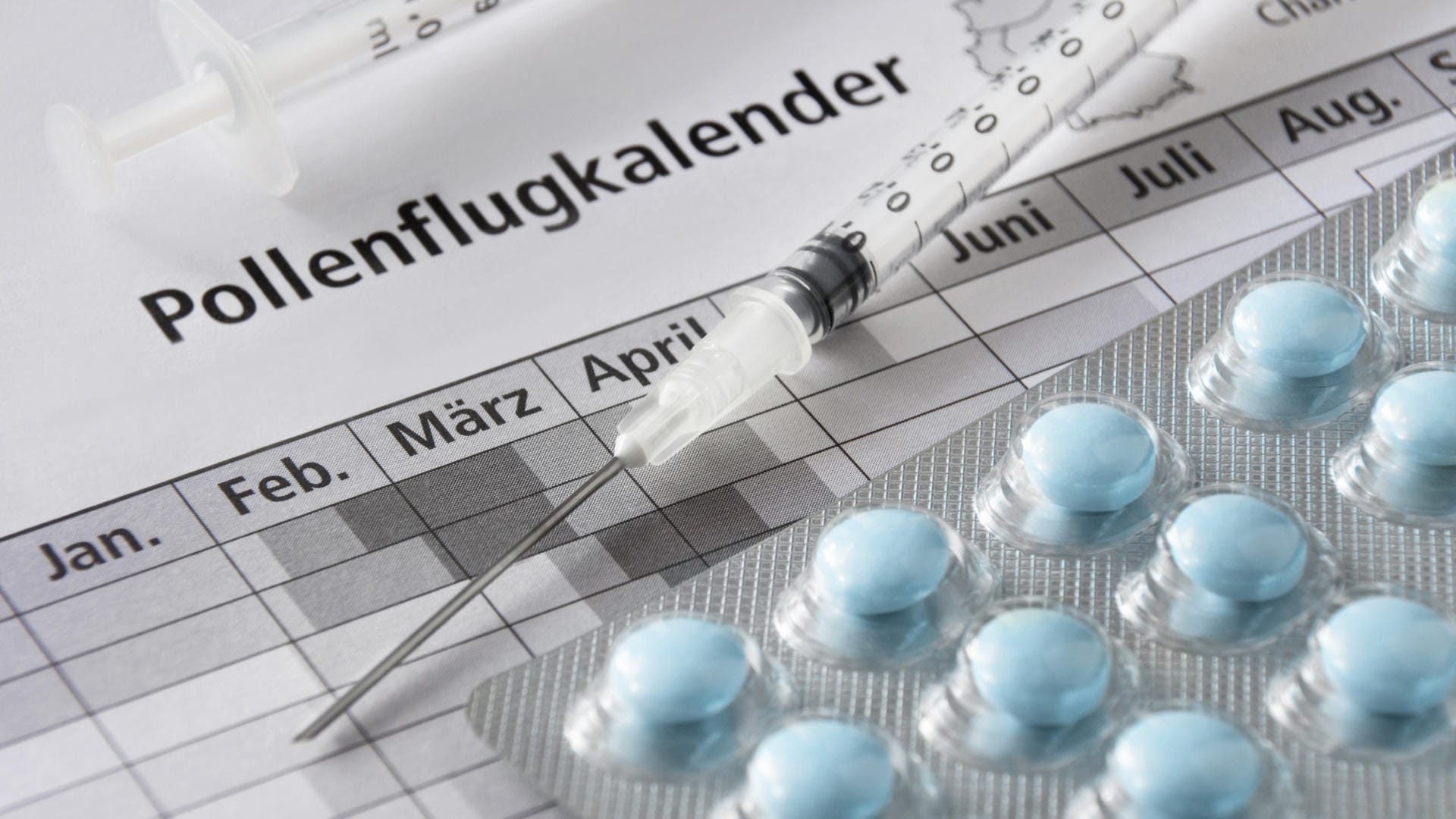 Pollenkalender mit Spritze und Tabletten: Mit der Hyposensibilisierung kann die Ursache einer Pollenallergie behandelt werden. Nach erfolgreicher Behandlung reagieren Betroffene nicht mehr allergisch.