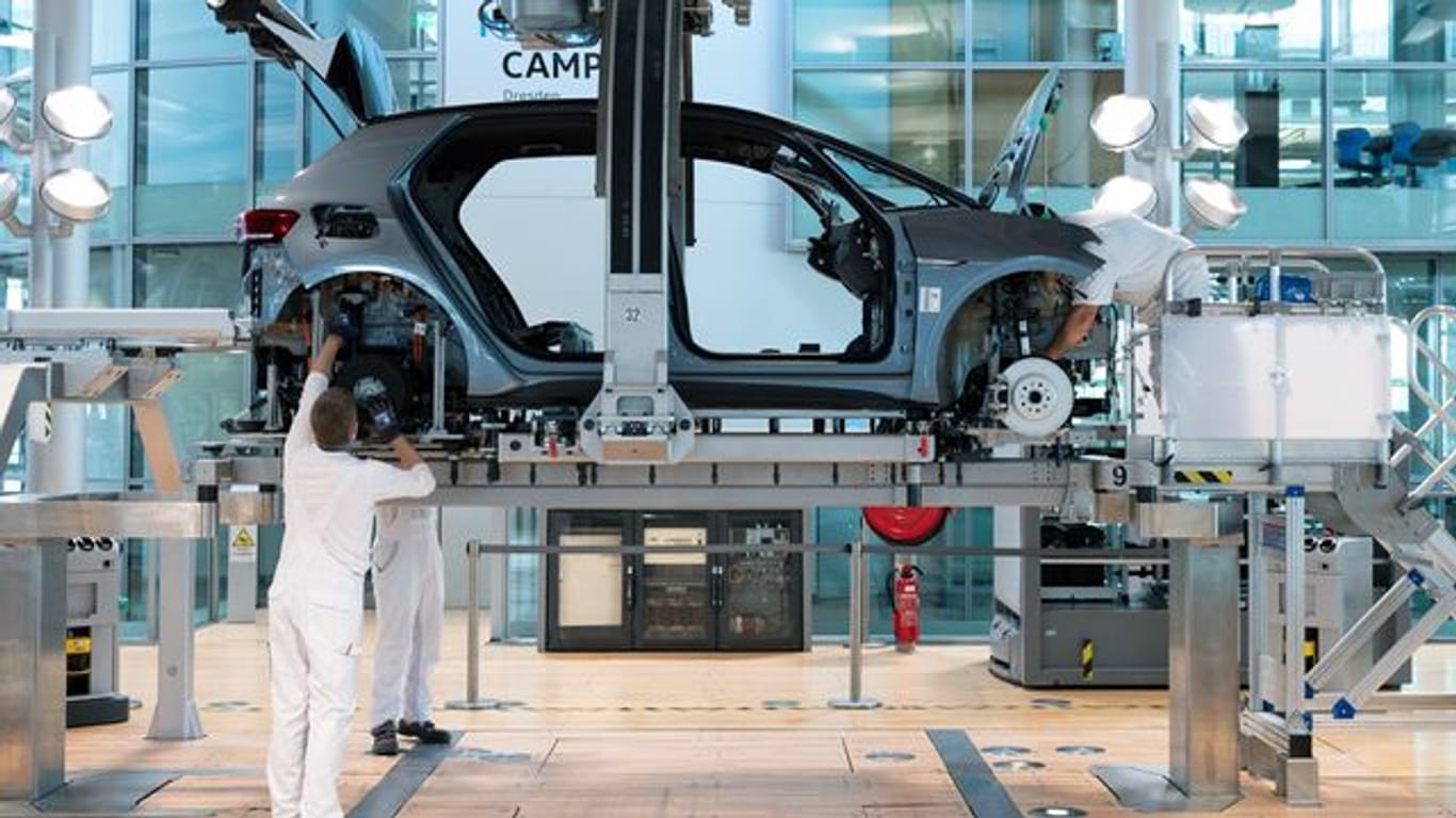 Mitarbeiter von Volkswagen montieren im Rahmen eines Presserundgangs in der Gläsernen Manufaktur von Volkswagen bei der sogenannten Hochzeit die Karosserie und den Antriebsstrang eines VW ID.