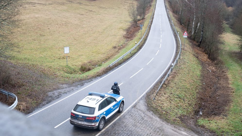 Die Straße in der Nähe des Ortes Mayweilerhof ist rund einen Kilometer vom Tatort entfernt gesperrt worden.