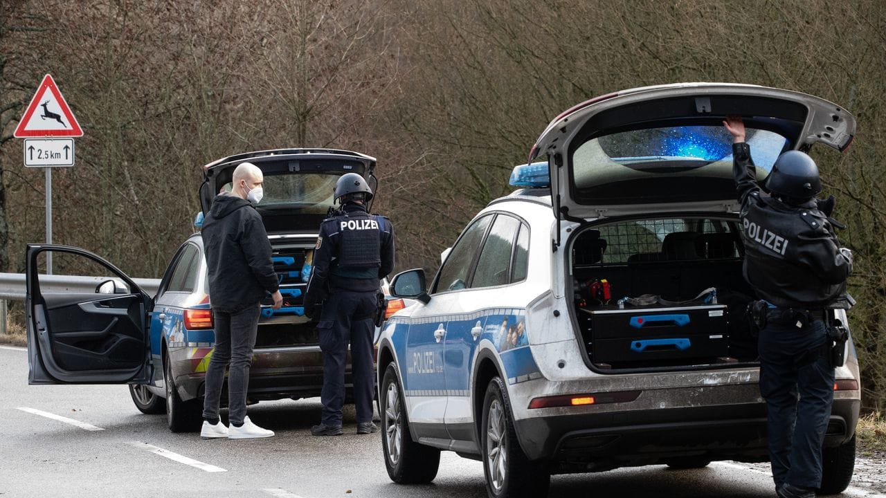 Ermittler stehen auf einer Straße nahe des Ortes Mayweilerhof.