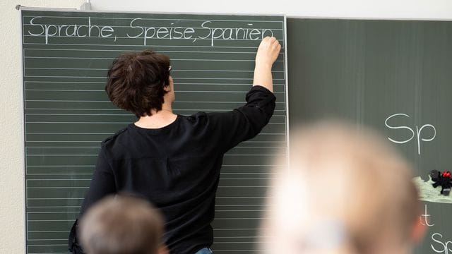 Eine Lehrerin in einer Grundschule.