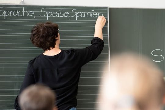 Eine Lehrerin in einer Grundschule.