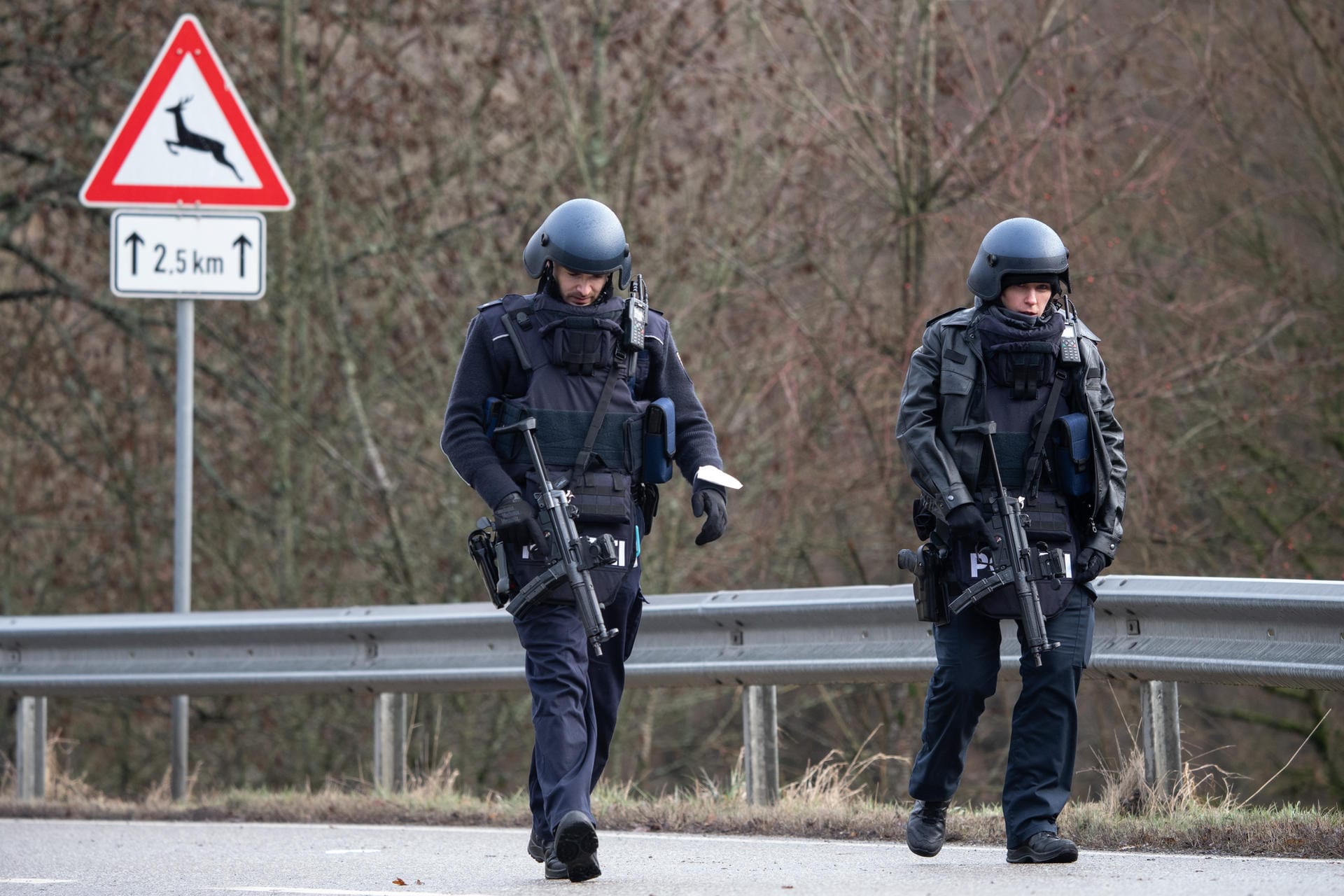 Mayweilerhof in Rheinland-Pfalz: Beamte suchten das Gebiet ab.