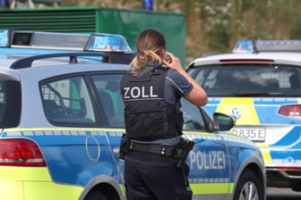 Eine Beamtin des Zolls (Archivbild): Dem sächsischen Zoll ist ein Schlag gegen die Rauschgiftszene gelungen.