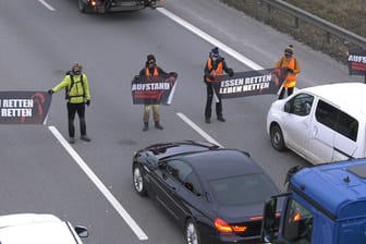Aktivisten der Gruppe "Aufstand der letzten Generation" blockieren die Stadtautobahn 100: Über Stunden legten sie den Verkehr auf der Autobahn lahm.