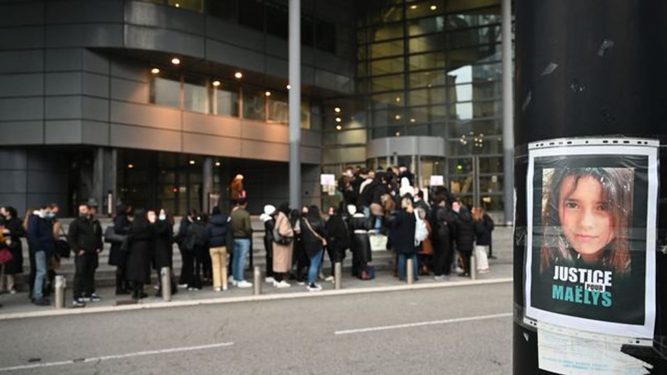 Menschen warten vor dem Gerichtsgebäude in Grenoble, wo der Prozess wegen Ermordung der achtjährigen Maëlys de Araujo beginnt.