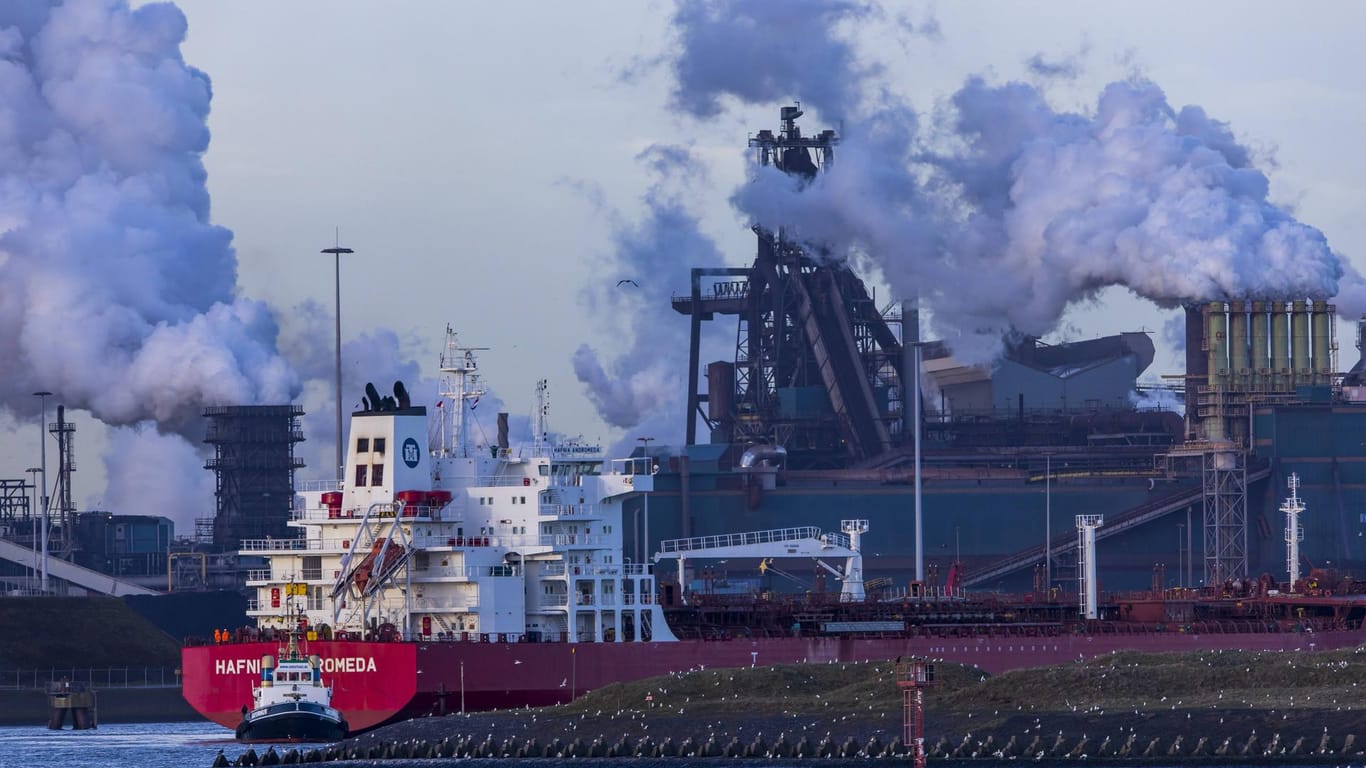 Ein Frachtschiff vor Ijmuiden in den Niederlanden (Symbolbild): Vor der niederländischen Nordseeküste sind zwei Schiffe kollidiert.