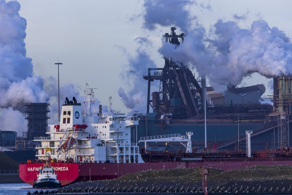 Ein Frachtschiff vor Ijmuiden in den Niederlanden (Symbolbild): Vor der niederländischen Nordseeküste sind zwei Schiffe kollidiert.