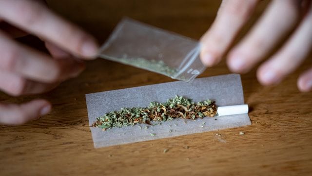 Die Zahl der Krankenhausbehandlungen in Folge von Cannabiskonsum hat sich deutschlandweit deutlich erhöht.