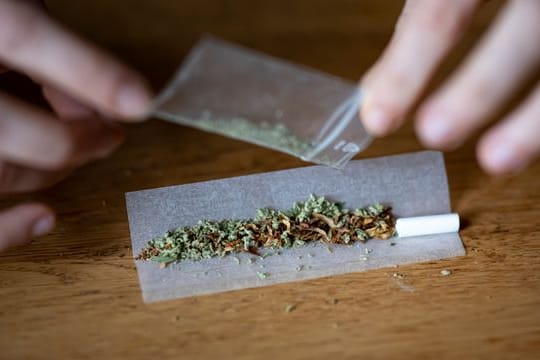 Die Zahl der Krankenhausbehandlungen in Folge von Cannabiskonsum hat sich deutschlandweit deutlich erhöht.