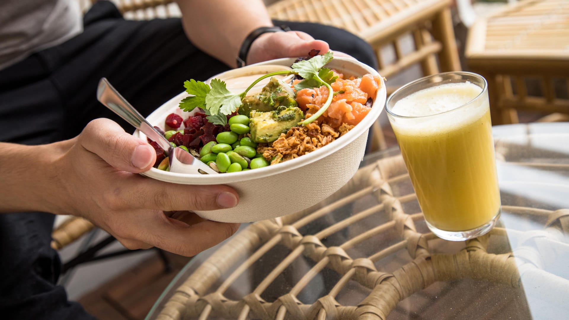 Ein Salat mit Hülsenfrüchten und Avocado: Das Scheinfasten setzt vor allem auf pflanzliches Eiweiß und gesunde Fette.