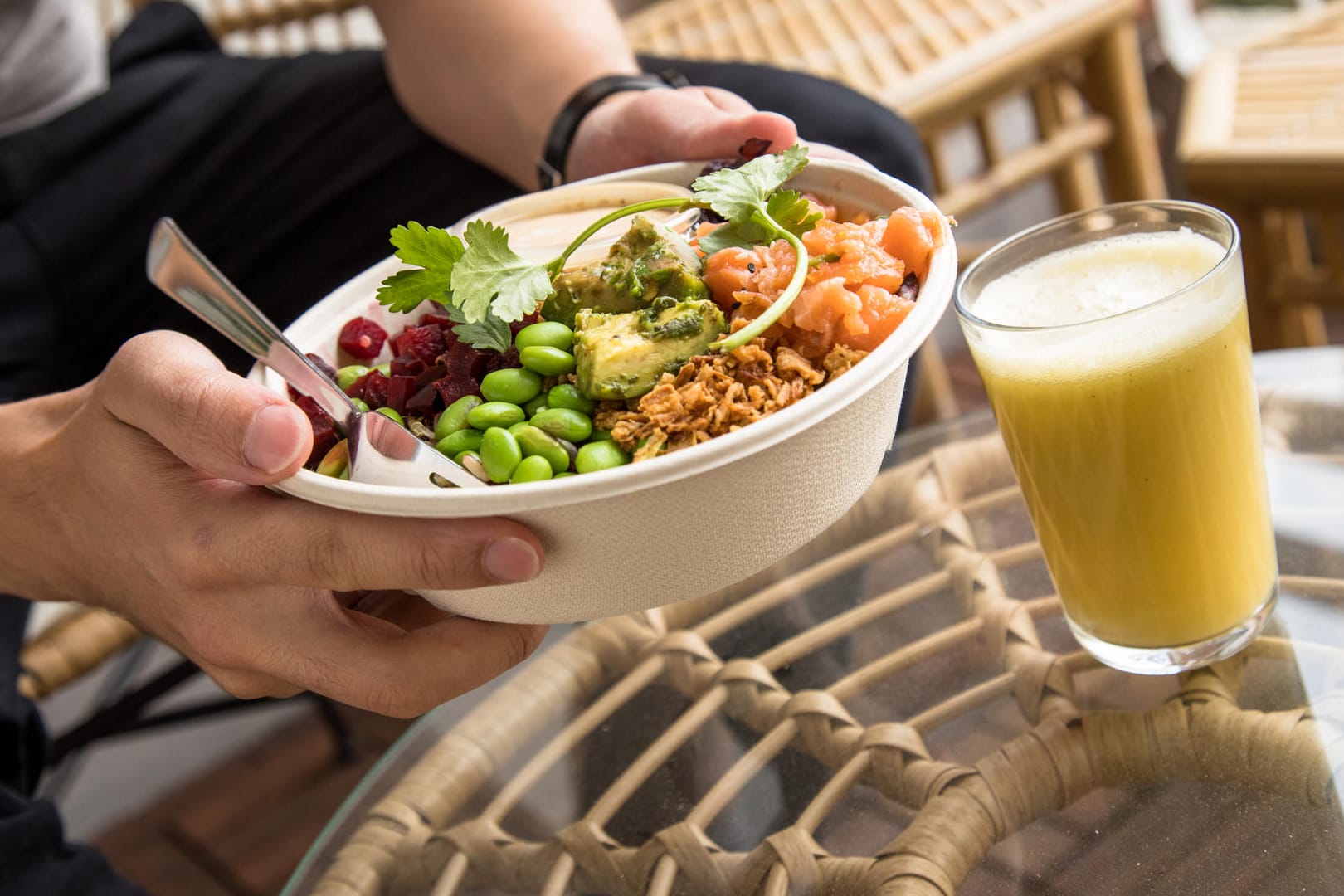 Ein Salat mit Hülsenfrüchten und Avocado: Das Scheinfasten setzt vor allem auf pflanzliches Eiweiß und gesunde Fette.