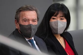 Gerhard Schröder und seine Ehefrau So-yeon Schröder-Kim: Altkanzler und seine Ehefrau wurden positiv auf das Coronavirus getestet.