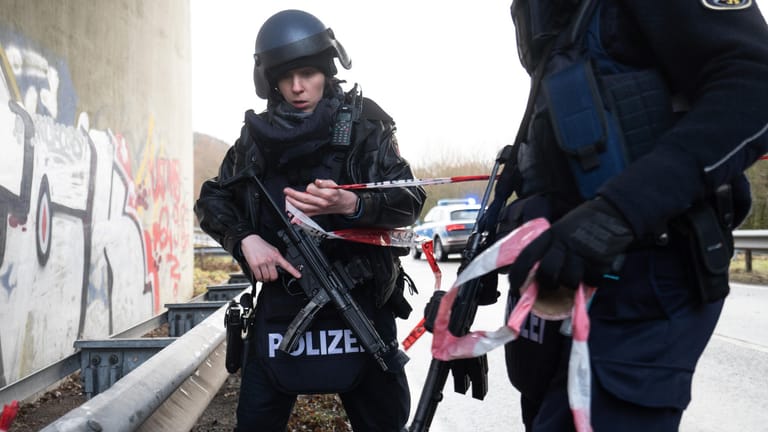 Zwei Polizisten am Tatort in Kusel: Die getöteten Beamten stammten aus dem Saarland.