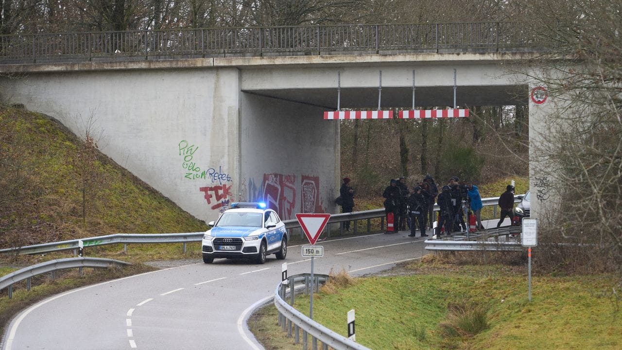 Polizisten sammeln sich an einer Unterführung.