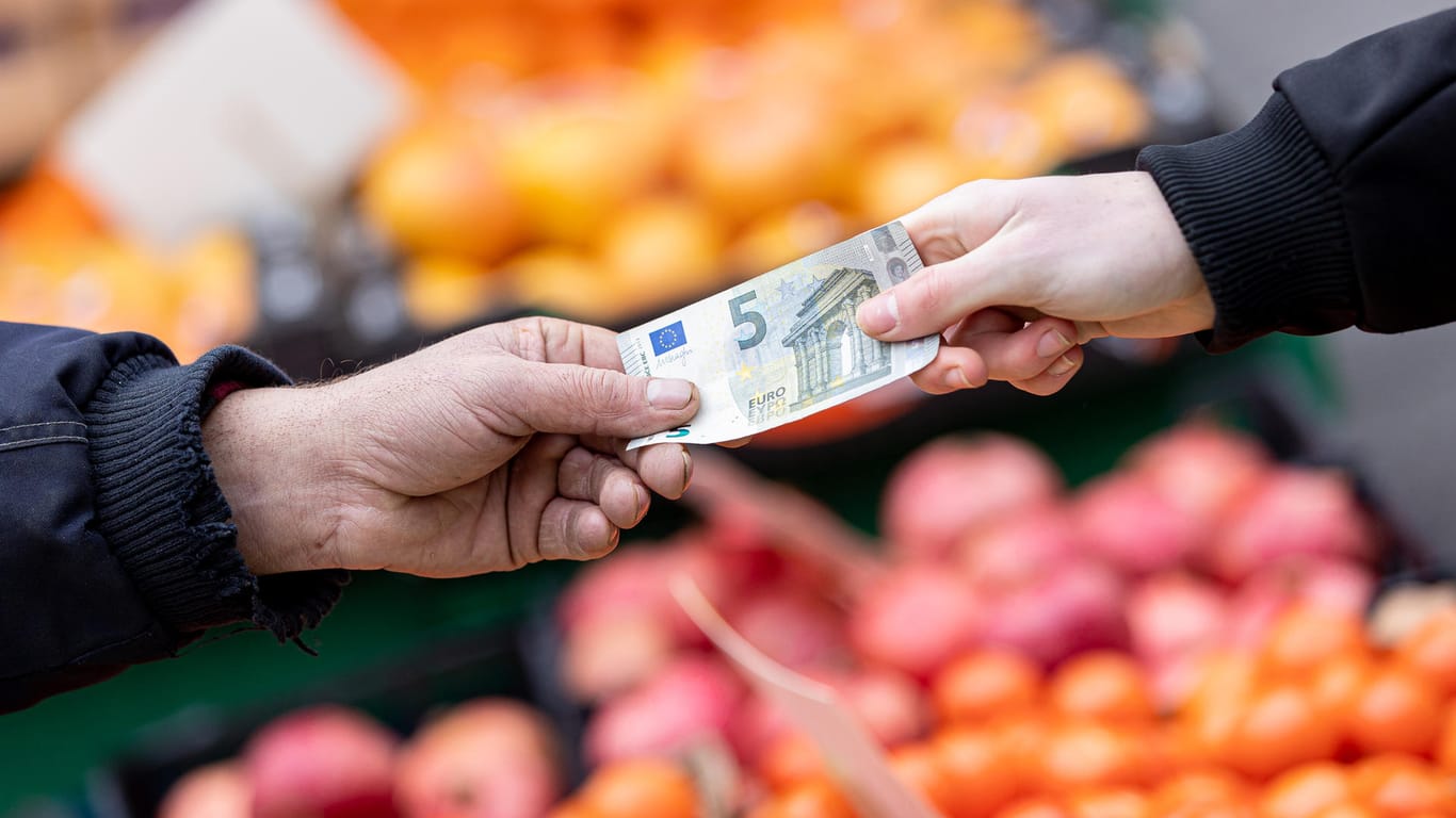 Einkauf auf dem Markt (Symbolbild): Auch die Preise für Lebensmittel steigen derzeit schnell.