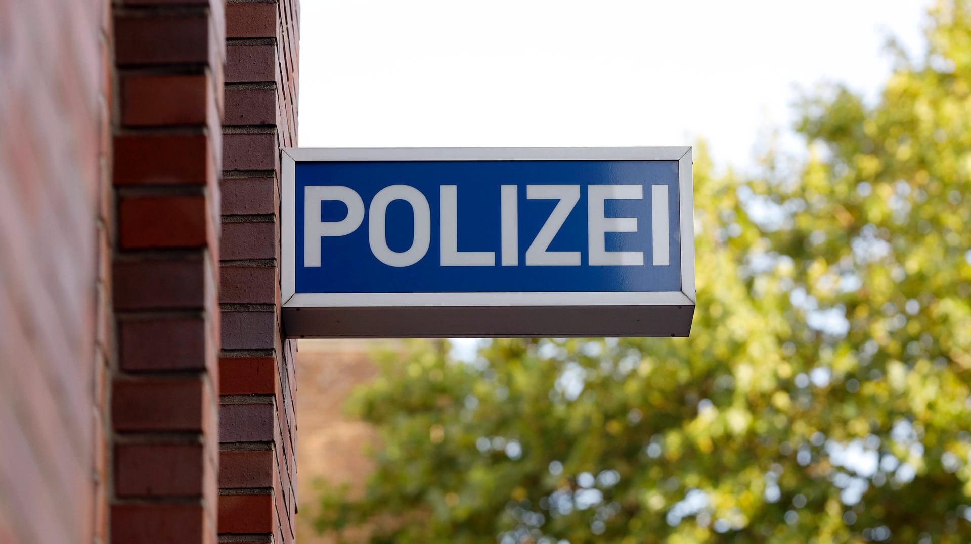 Ein Schild an einer Polizeiwache in Köln (Archivbild): Das wilde Urinieren wurde teuer für den Gesuchten. Ein Schild an einer Polizeiwache in Köln (Archivbild): Das wilde Urinieren wurde teuer für den Gesuchten.