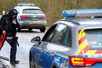 Polizei im Einsatz: In Rheinland-Pfalz und im Saarland fahndet die Polizei nach einem oder mehreren Tatverdächtigen.
