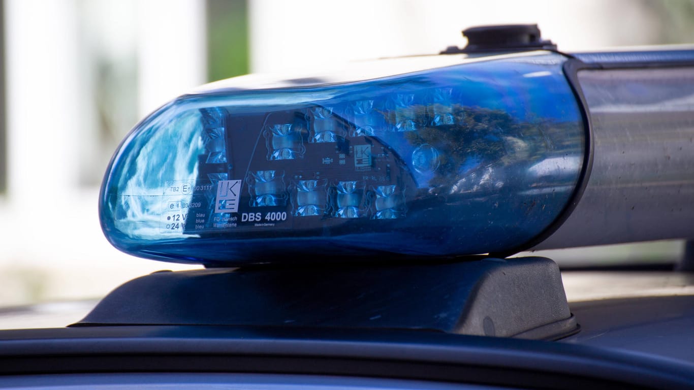 Blaulicht eines Polizeistreifenwagens (Symbolbild): Ein Taxifahrer war schwer verletzt worden.