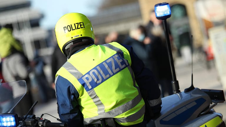 Polizist in Hamburg (Archivbild): Die Fahndung führte bisher nicht zum Ergreifen des Täters.