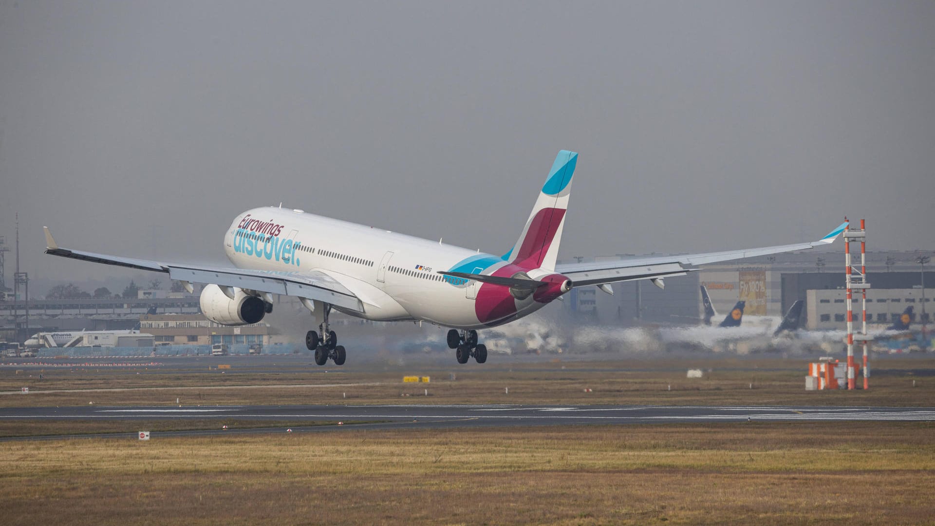 Ein Eurowings-Flugzeug startet am Frankfurter Flughafen: Vor allem höhere Betriebskosten führen zu einer Preissteigerrung.