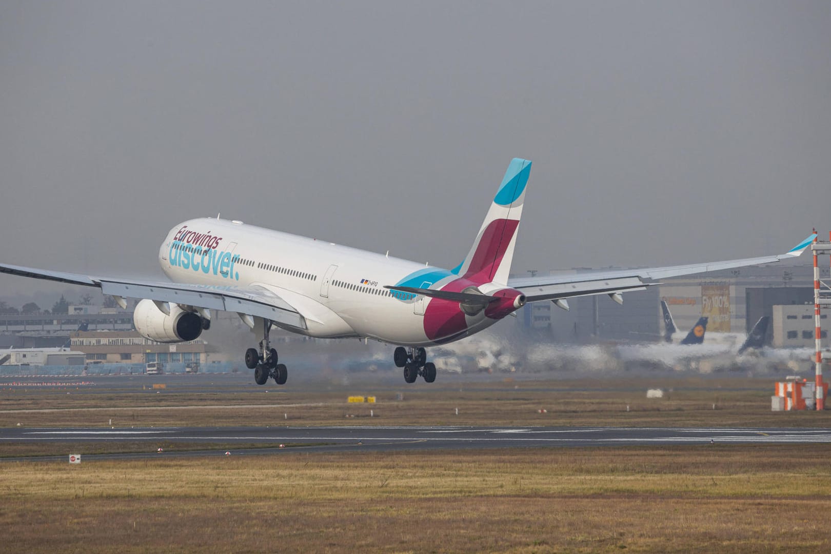 Ein Eurowings-Flugzeug startet am Frankfurter Flughafen: Vor allem höhere Betriebskosten führen zu einer Preissteigerrung.