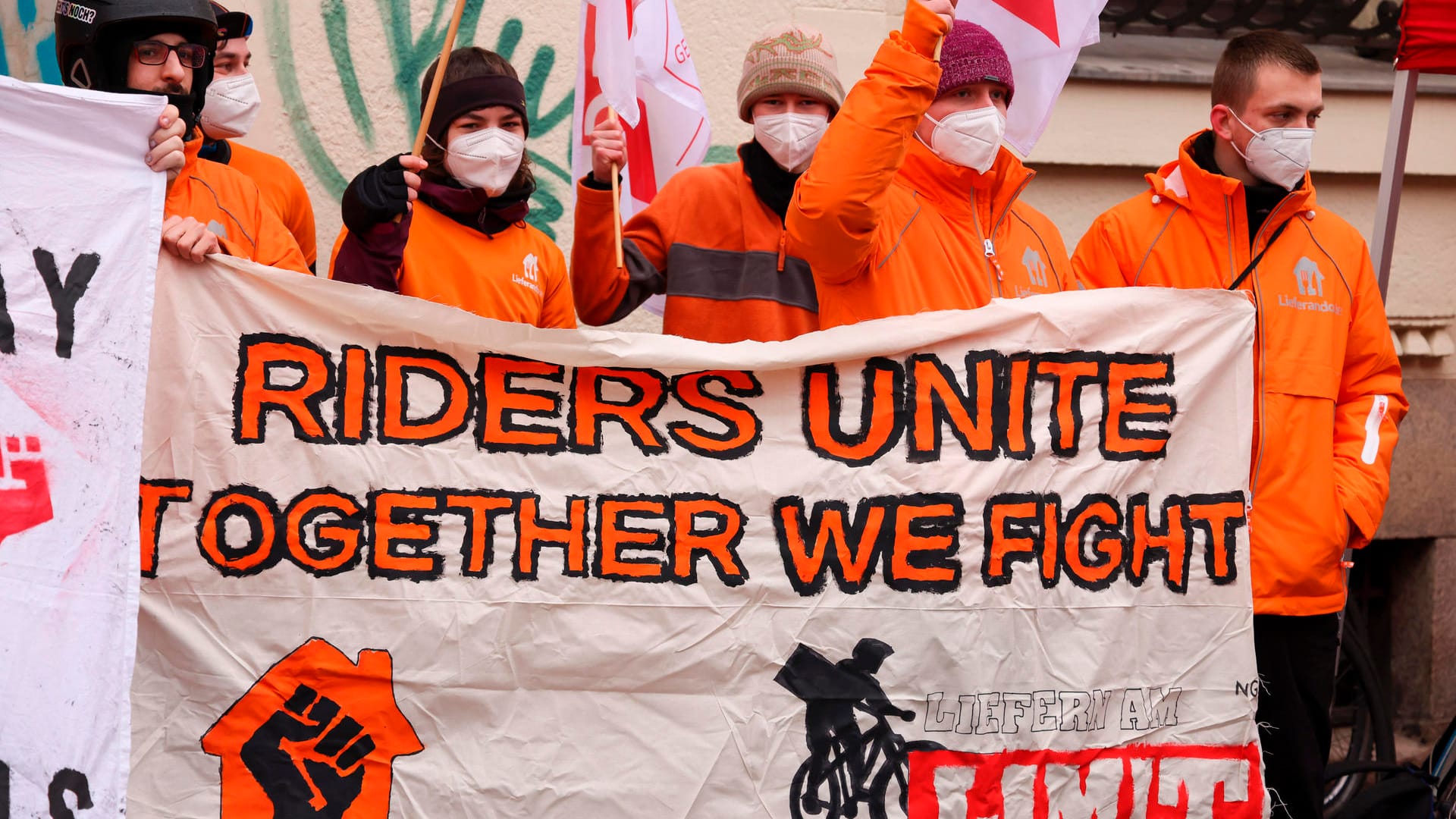 Lieferando-Fahrer protestieren für bessere Bedingungen: Ein Lieferando-Fahrer hatte sich gegen die aus seiner Sicht unzulässige Kündigung in der Probezeit gewehrt.